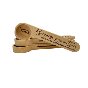 The Of Course Size Matters! Wooden Coffee Scoop is a 1 TBSP clip-on spoon engraved with Of course size matters. Nobody wants a small cup of janamomma coffee and features a coffee bean illustration.